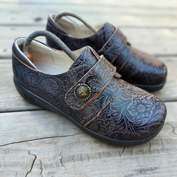 Alegria Joleen Brown Tooled Leather Clog Professional Shoes NON SLIP - Size 38 - Picture 1 of 11